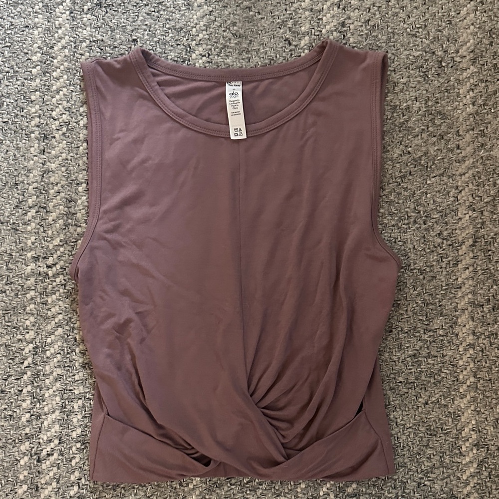 ALO Women's crop twist bottom Tee in Mauve